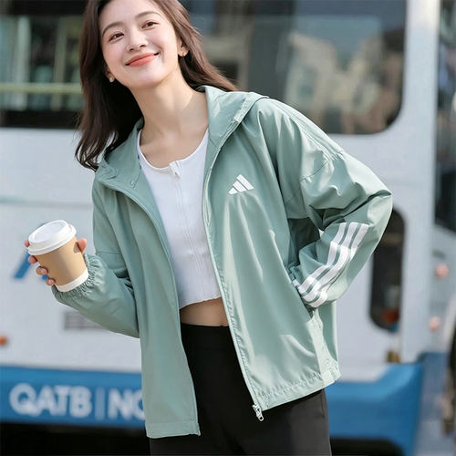 adidas阿迪达斯女装薄款梭织夹克外套2026新款连帽运动上衣KC7654