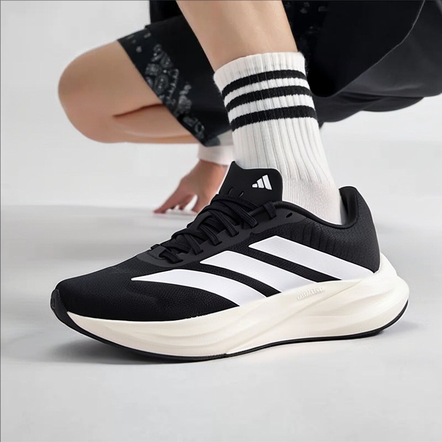 阿迪达斯adidas男女同款跑步鞋透气黑白时尚缓震耐磨运动鞋KH7962