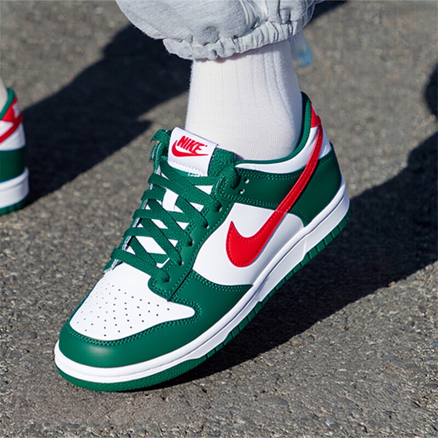 Nike耐克女鞋DUNK LOW白绿红勾大童运动鞋低帮复古板鞋IO7453-323