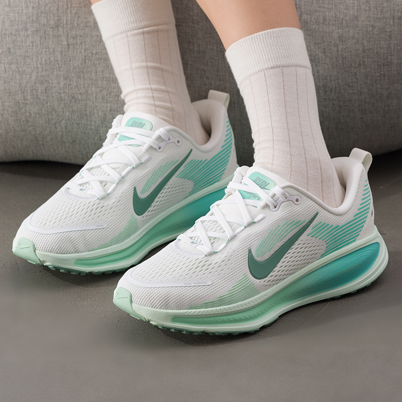 NIKE耐克大童男女童跑步鞋迈柔VOMERO 18缓震公路跑鞋 HQ2157-106