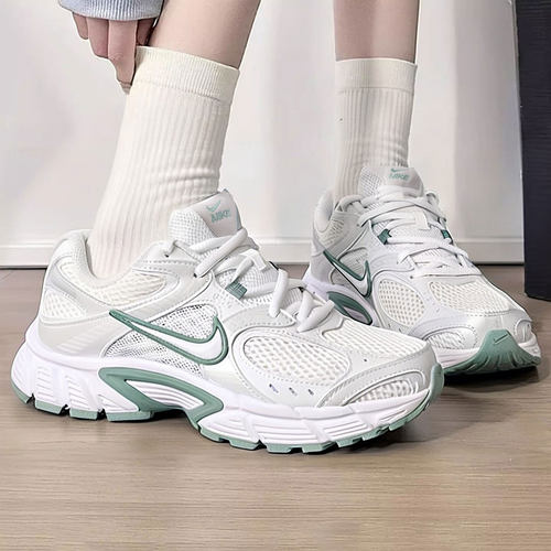 耐克女V5RNR透气轻便老爹鞋