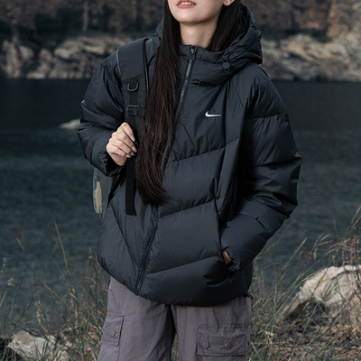 耐克NIKE黑色短款羽绒服女士25冬季新款运动梭织连帽厚外套HV5236