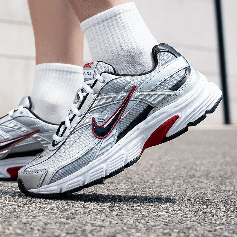 泡绵中底，轻盈缓震，橡胶大底