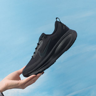 HQ7002 NIKE耐克女子迈柔VOMERO 运动鞋 GTX训练缓震跑步鞋 001