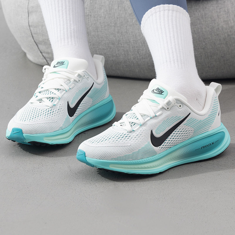 NIKE耐克大童男女童跑步鞋迈柔VOMERO 18缓震公路跑鞋 HQ2157-103