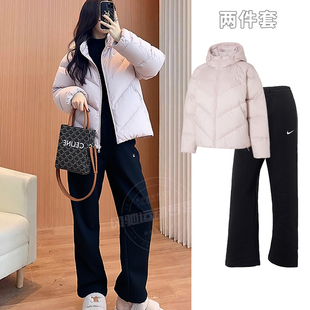 NIKE耐克女装冬季保暖套装粉色羽绒服直筒长裤子2025新款外运动服