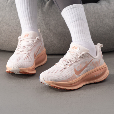 NIKE耐克女鞋运动鞋迈柔VOMERO 18缓震公路专业跑步鞋 HM6804-601
