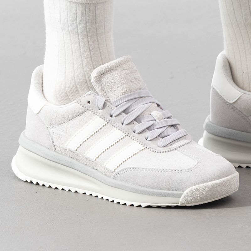 阿迪达斯灰色低帮休闲鞋男鞋女鞋冬季新款三叶草运动德训鞋JH5090