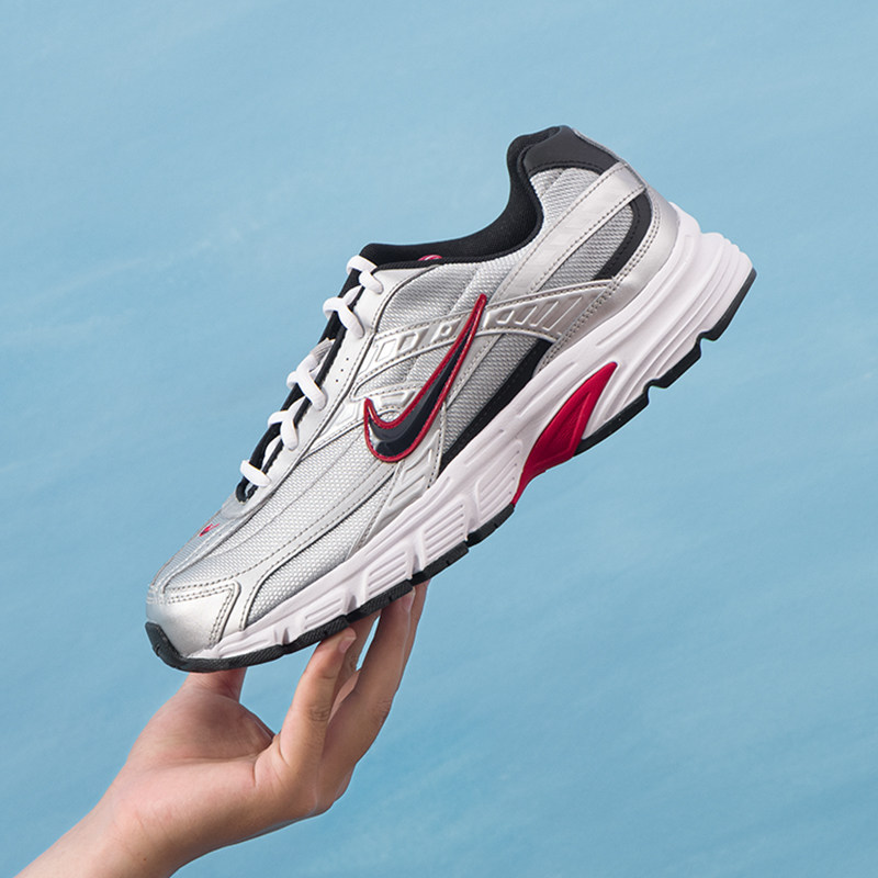 泡绵中底，轻盈缓震，橡胶大底