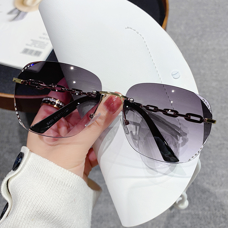 女脸款街拍尚无框切边防太阳镜