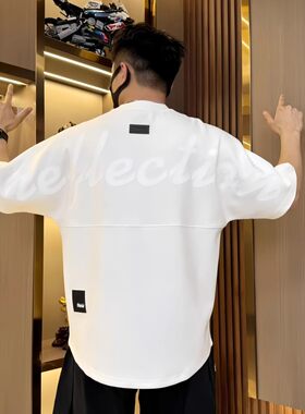 春夏新款休闲短袖男生穿搭上衣拼接字母设计款时尚潮流休闲圆领男