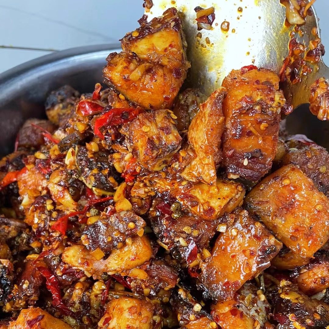 湖北特产农家自制草鱼块香辣即食鱼块风干腊草鱼开胃下饭菜