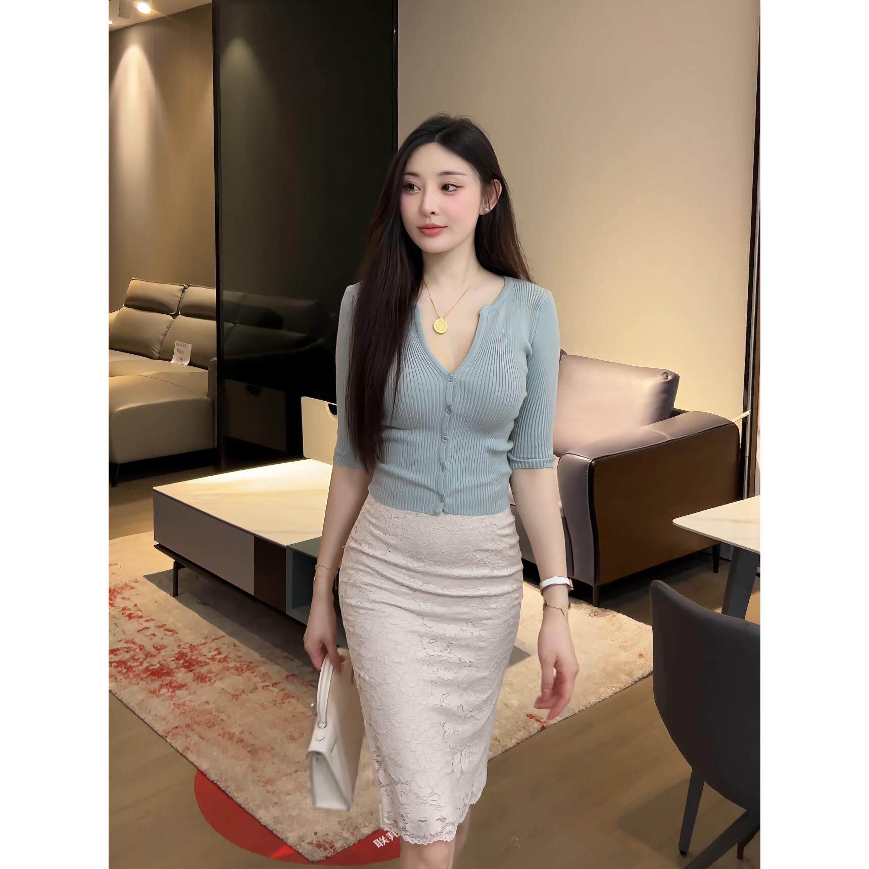 网红穿搭百搭纽扣V领修身显瘦性感女人味显身材五分袖针织开衫女