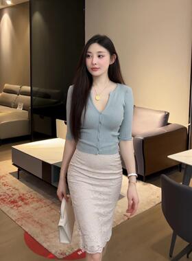 网红穿搭百搭纽扣V领修身显瘦性感女人味显身材五分袖针织开衫女