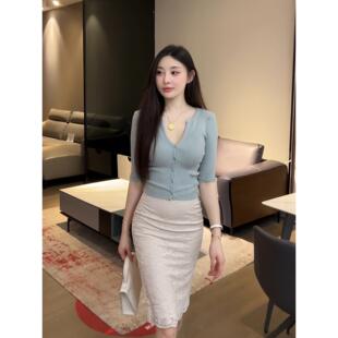 网红穿搭百搭纽扣V领修身显瘦性感女人味显身材五分袖针织开衫女