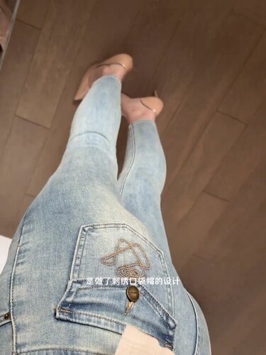 浅蓝刺绣提臀显瘦紧身九分牛仔裤