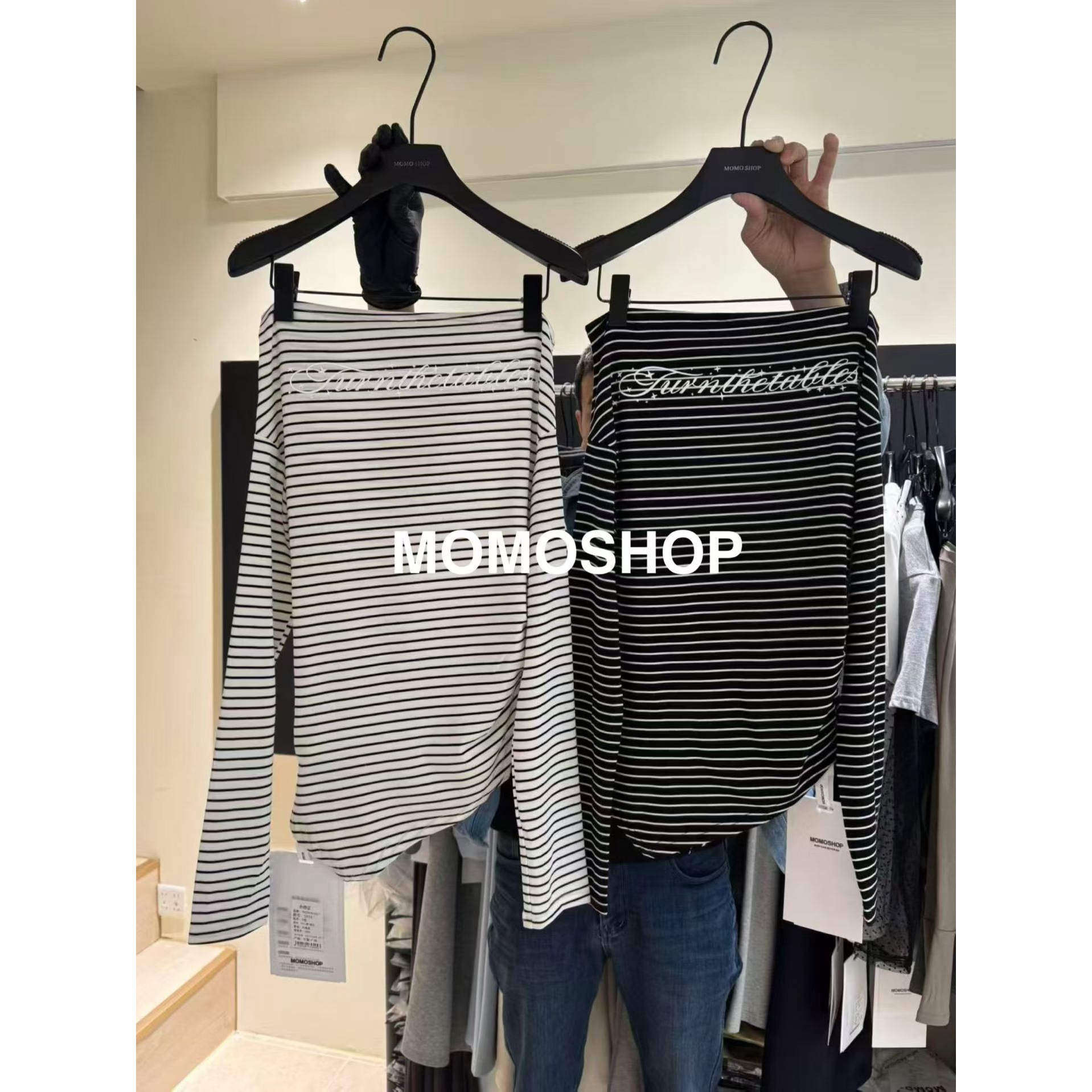 2026春夏条纹字母一字肩长袖T恤女露肩显瘦辣妹风小众设计感上衣