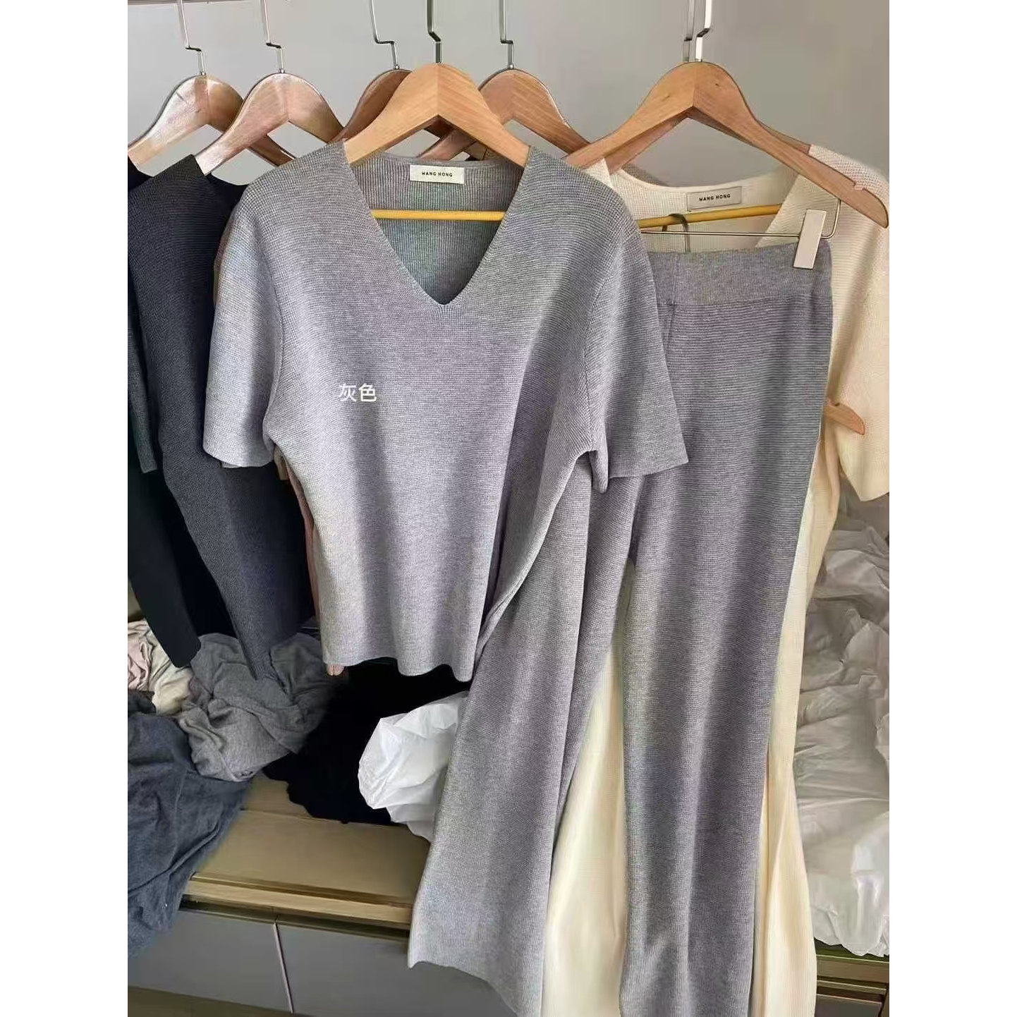 温柔慵懒风气质V领短袖上衣阔腿长裤女装2026夏季新款休闲两件套