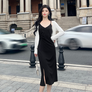 V领吊带连衣裙女长款2026春夏新款显瘦气质打底裙性感内搭小黑裙