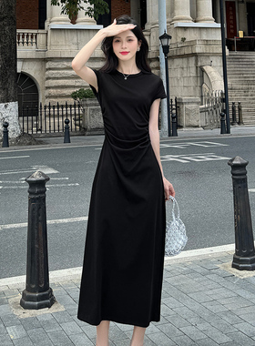 黑色连衣裙女2026夏季新款褶皱收腰显瘦休闲T恤长裙法式小黑裙子