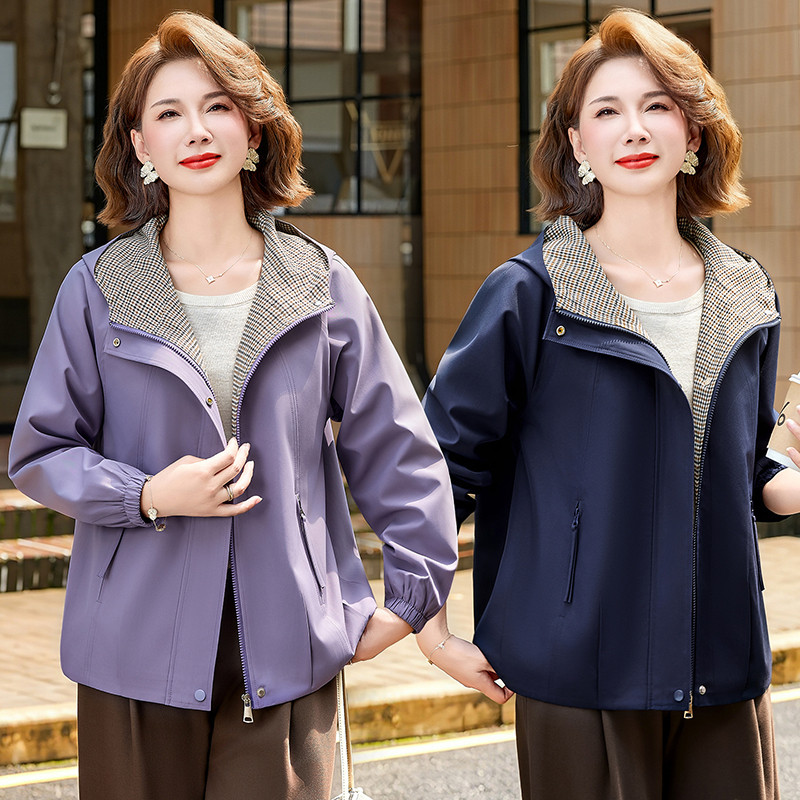 时尚妈妈装春秋连帽风衣中老年女装洋气宽松减龄大码休闲防风外套