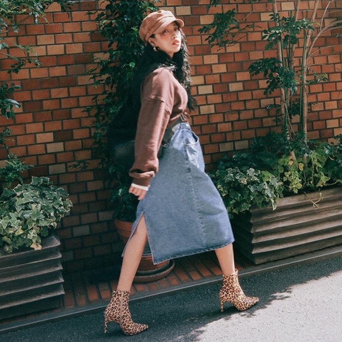 Button through the season to adjust the back split of the collection, retro denim skirt