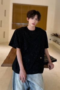 C316T1135P4868夏装新款亮色高级设计款短袖T恤百搭黑色tee,2020男生穿衣搭配图片