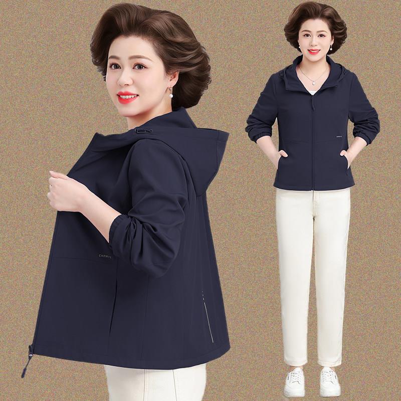 妈妈春装休闲外套薄款冲锋衣2026新款中老年女春秋装宽松时尚上衣图片