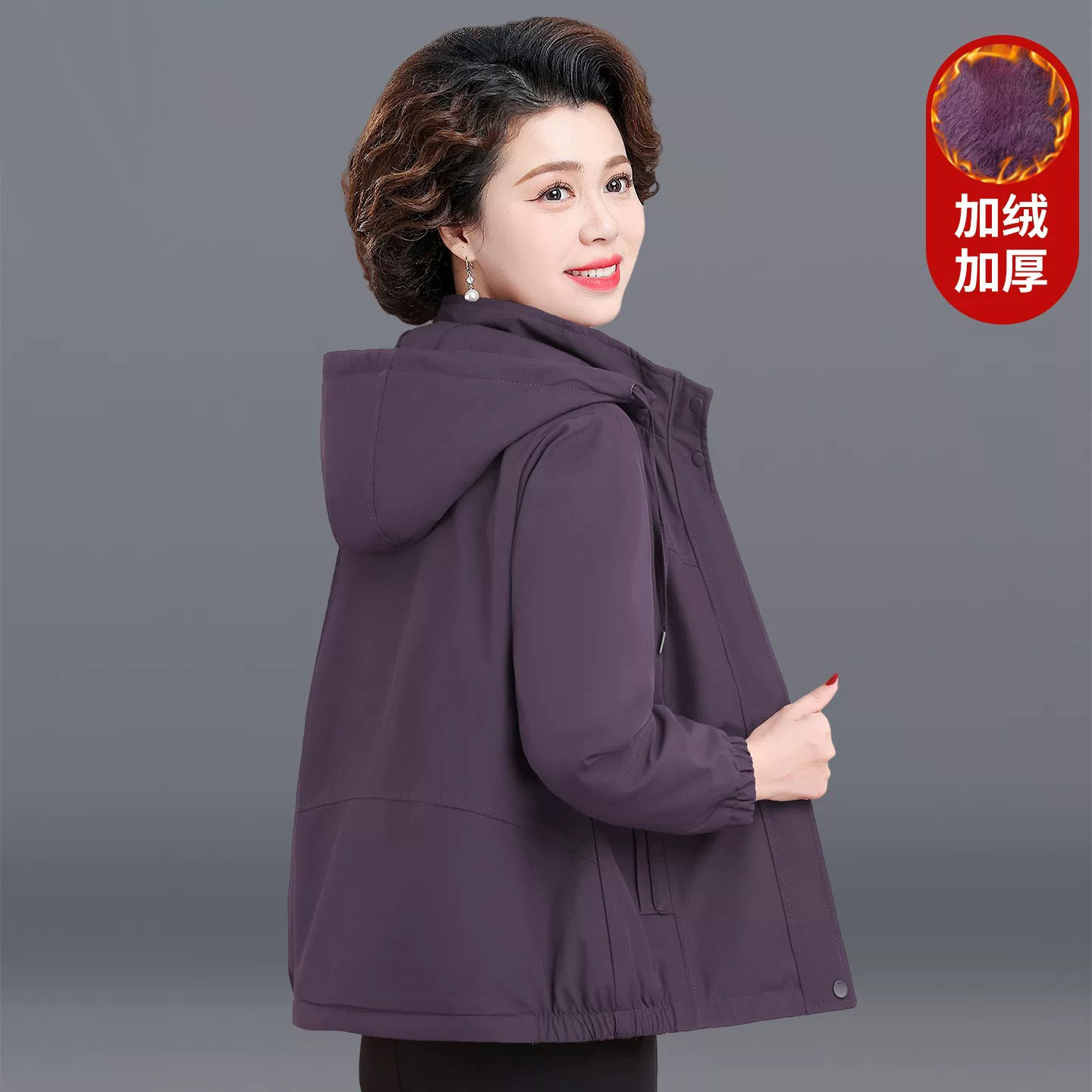 妈妈冬装加绒加厚外套短款中年纯色保暖上衣中老年女连帽夹克