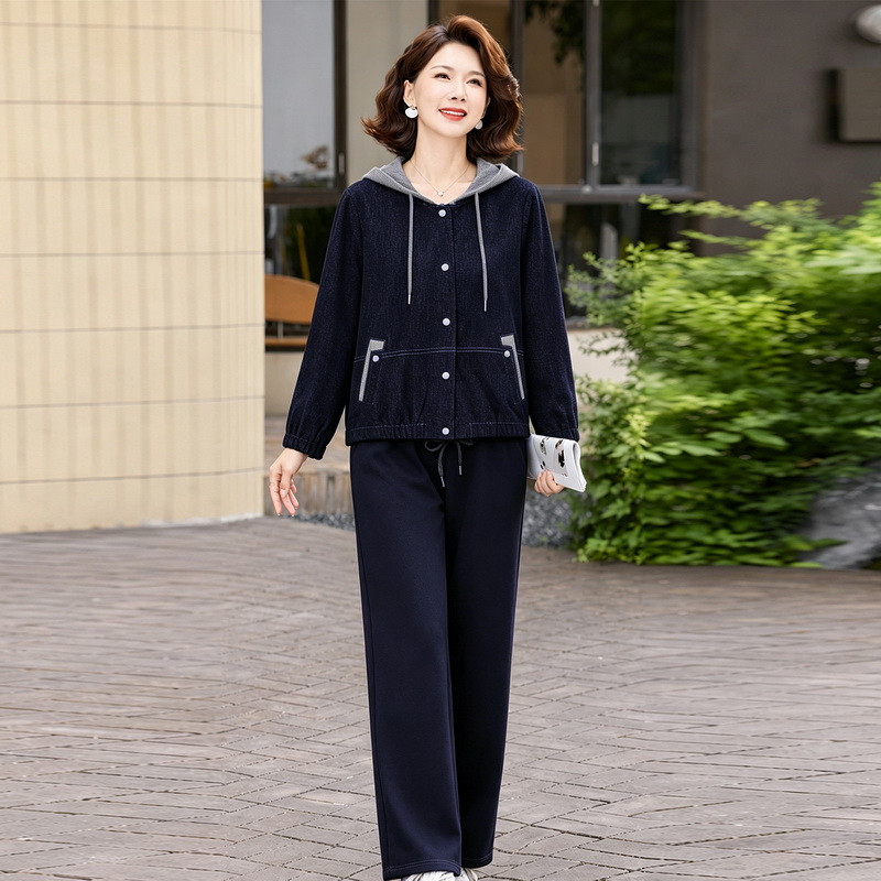 新款妈妈时尚洋气减龄女士连帽休闲牛仔开衫套装春秋款中老年女装