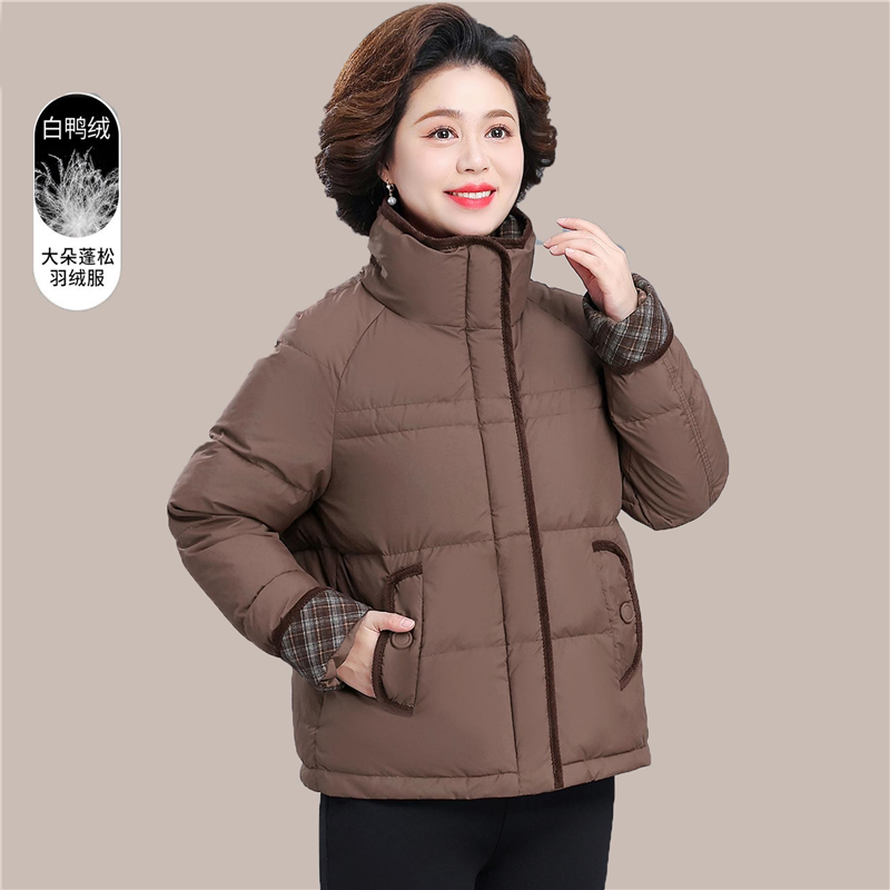 小个子妈妈冬装羽绒服短款贵夫人上衣中老年人冬季白鸭绒外套女款