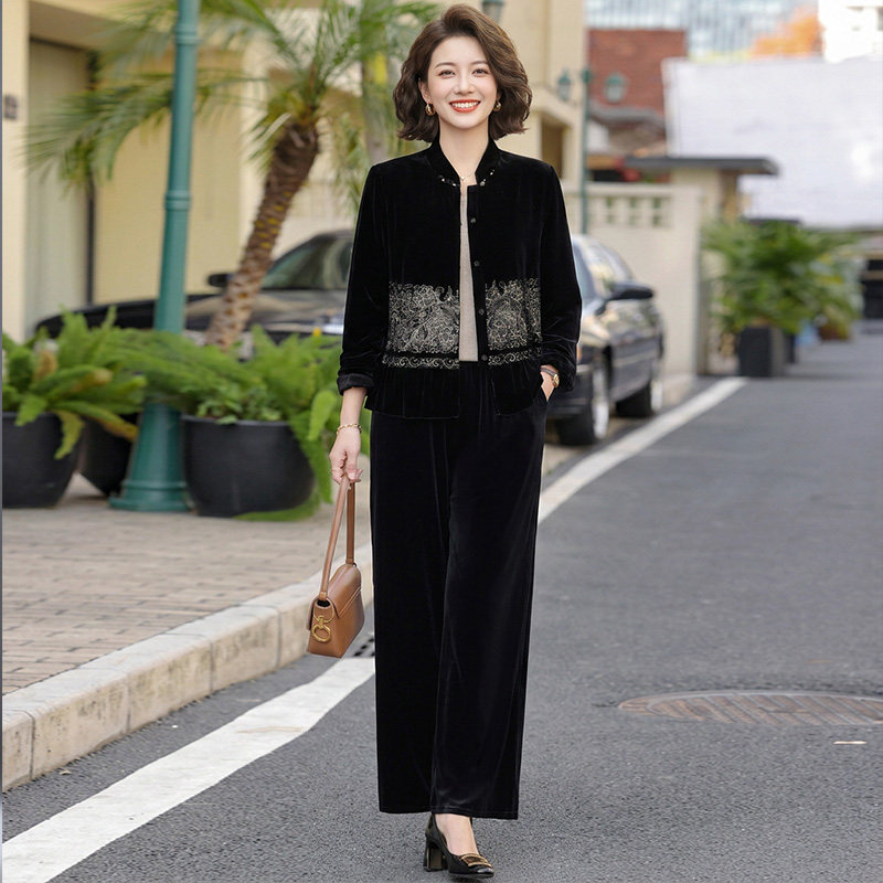 2026妈妈春装金丝绒套装中老年女士绣花旗袍领上衣新款宽松两件套