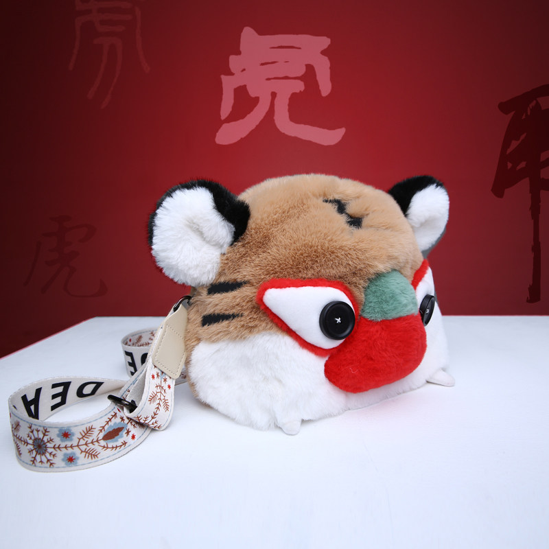原创国潮老虎包个性可爱手机微单相机包毛绒斜挎随身拉链创意礼品