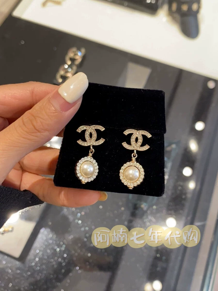 Классические золотые серьги Chanel с буквами-перлами, Италия