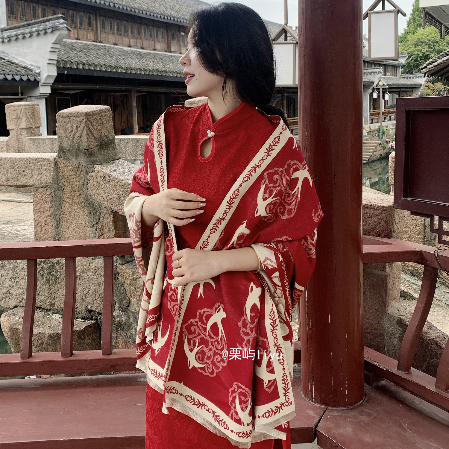 中国风复古红色旗袍披肩女