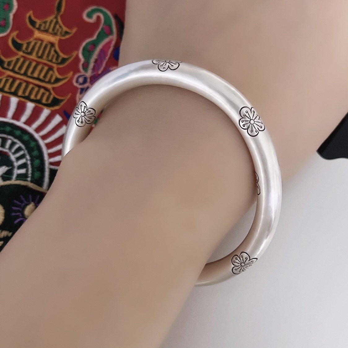 9999足银錾刻梅花实心开口简约素雅花纹纯银手镯女纯手工复古手环