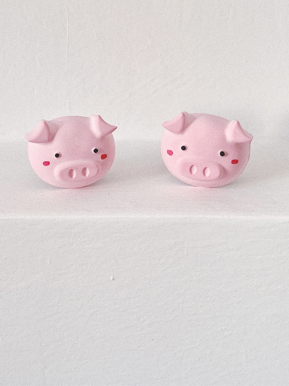 特斯拉车载香水空调出风口香薰扩香石小猪佩奇车内卡通可爱装饰