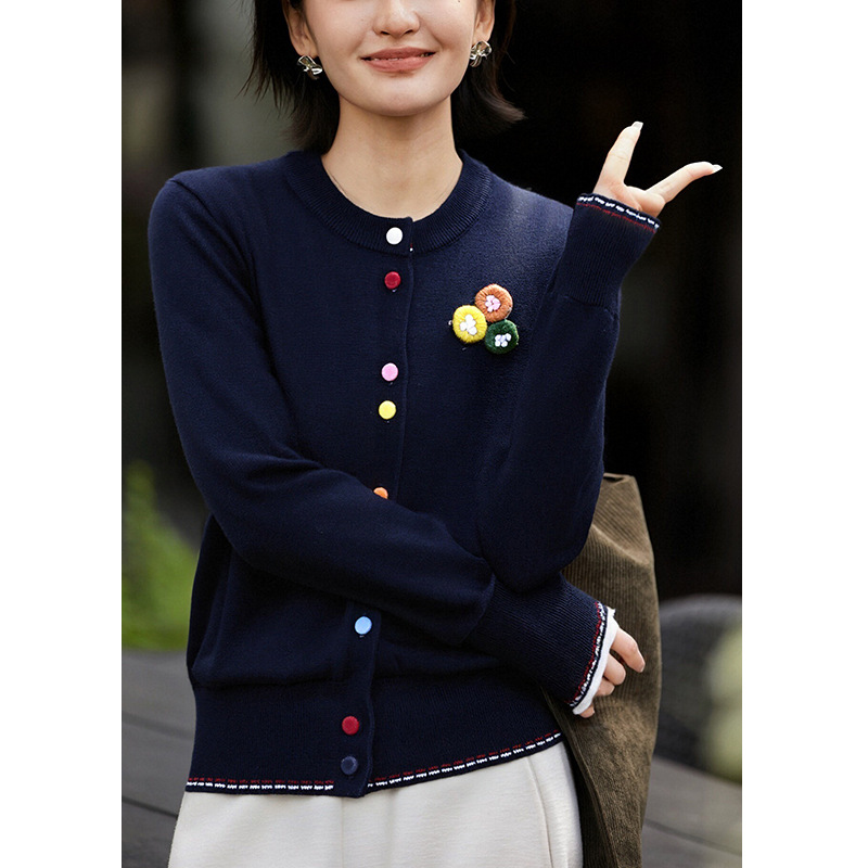 2025年秋冬新款圆领长袖针织衫女多巴胺彩虹扣气质时尚绵羊毛上衣