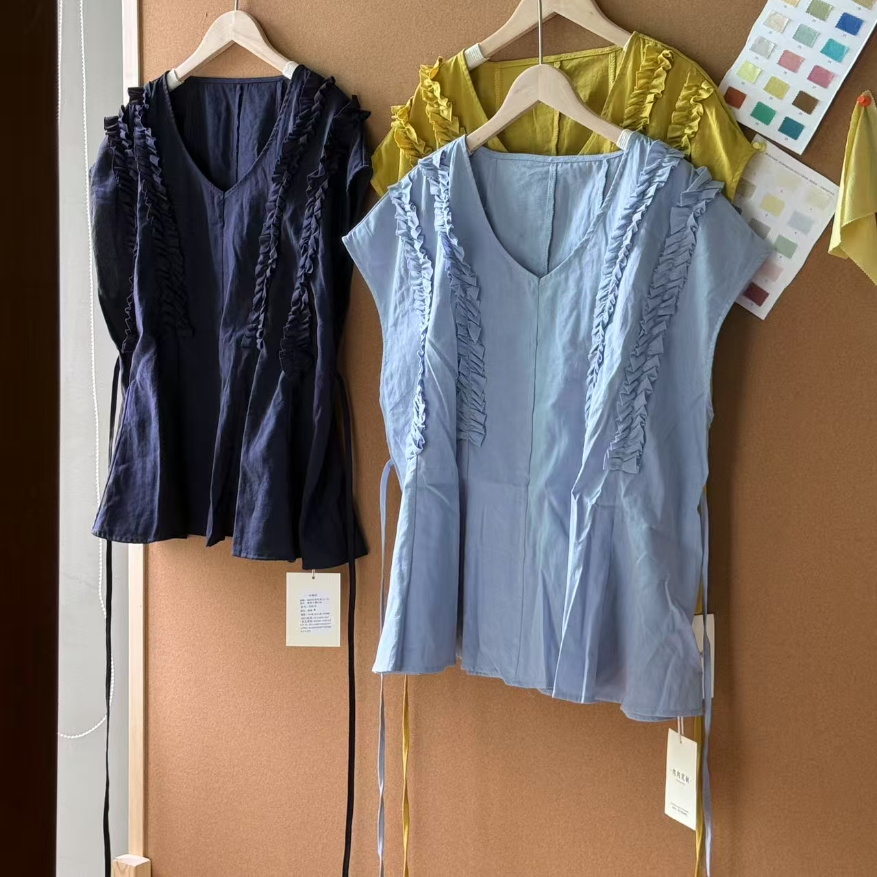 2981#【佩尼达海岸】木耳边设计感韩系V领上衣