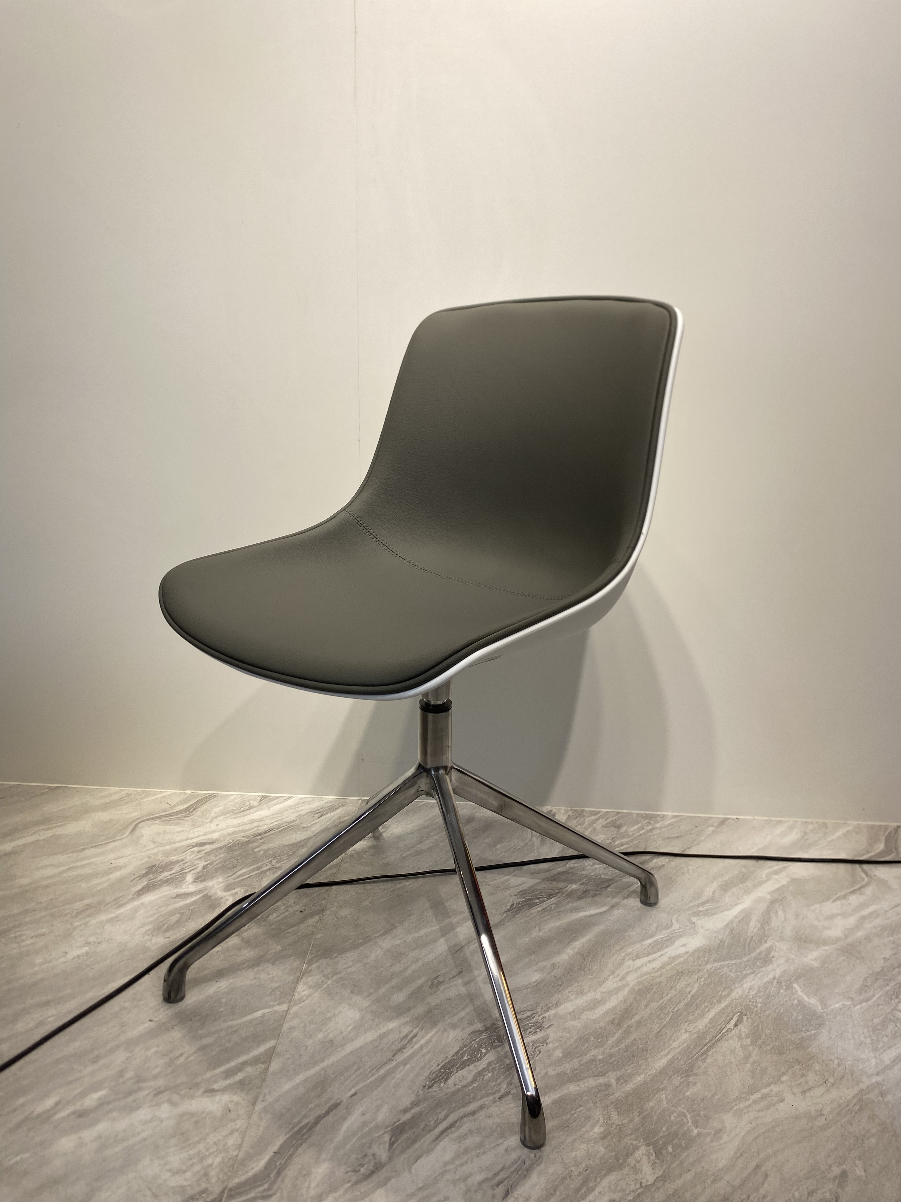 北欧休闲办公椅设计师现代简约洽谈会议椅个性商用办公电脑椅子