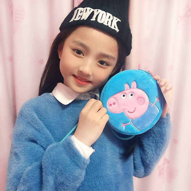 小猪佩奇背包儿童男女孩小钱包包毛绒公仔玩具零钱包宝宝斜挎包在类目 玩具/童车/益智/积木/模型, 儿童包/背包/箱包, 斜挎包/拎包/腰包中 - 来自Buy2taobao.com提供专业的淘宝代购服务