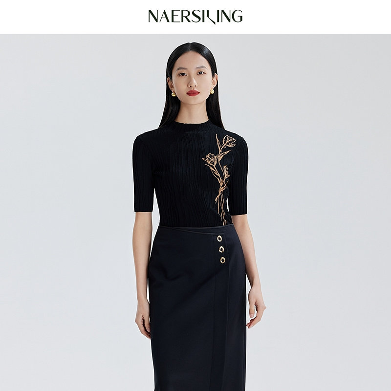 NAERSI娜尔思不规则竖线肌理琴弦定位花毛衫光泽莹润26年春季新款