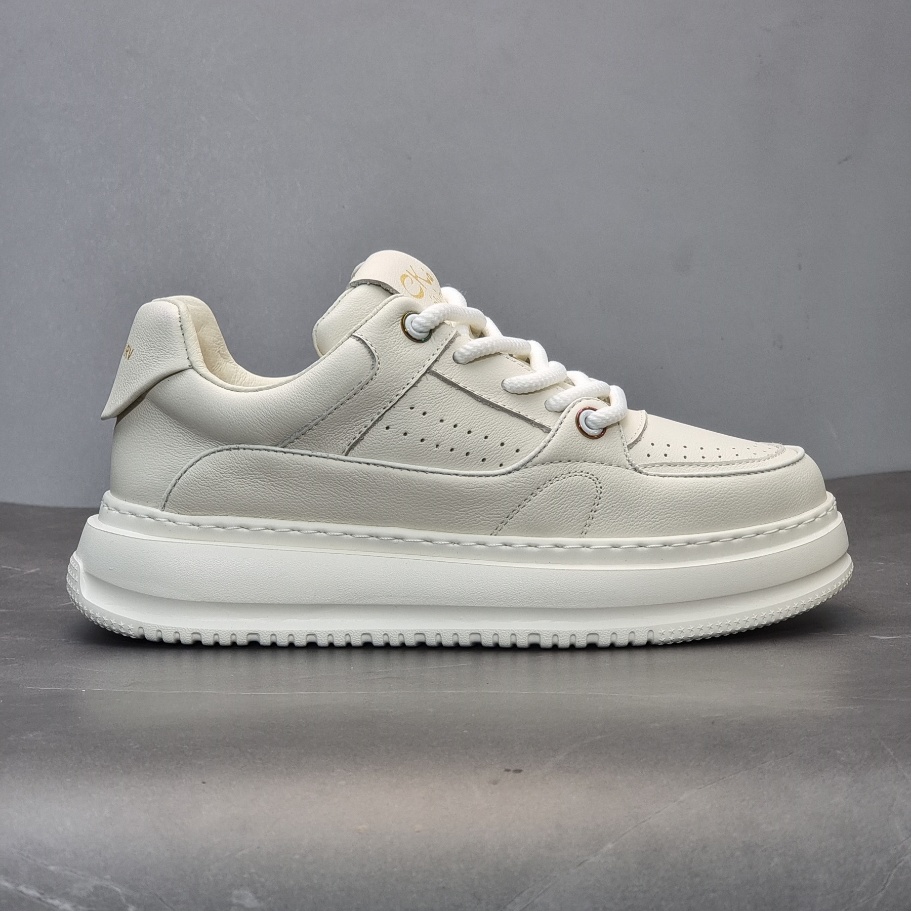 商场撤柜真皮男鞋品牌断码特价透气厚底纯色小白鞋时尚运动休闲鞋