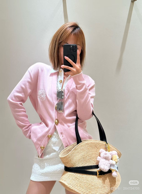 减龄｜100%美丽奴羊毛25春秋学院风字母刺绣提花V领针织开衫外套