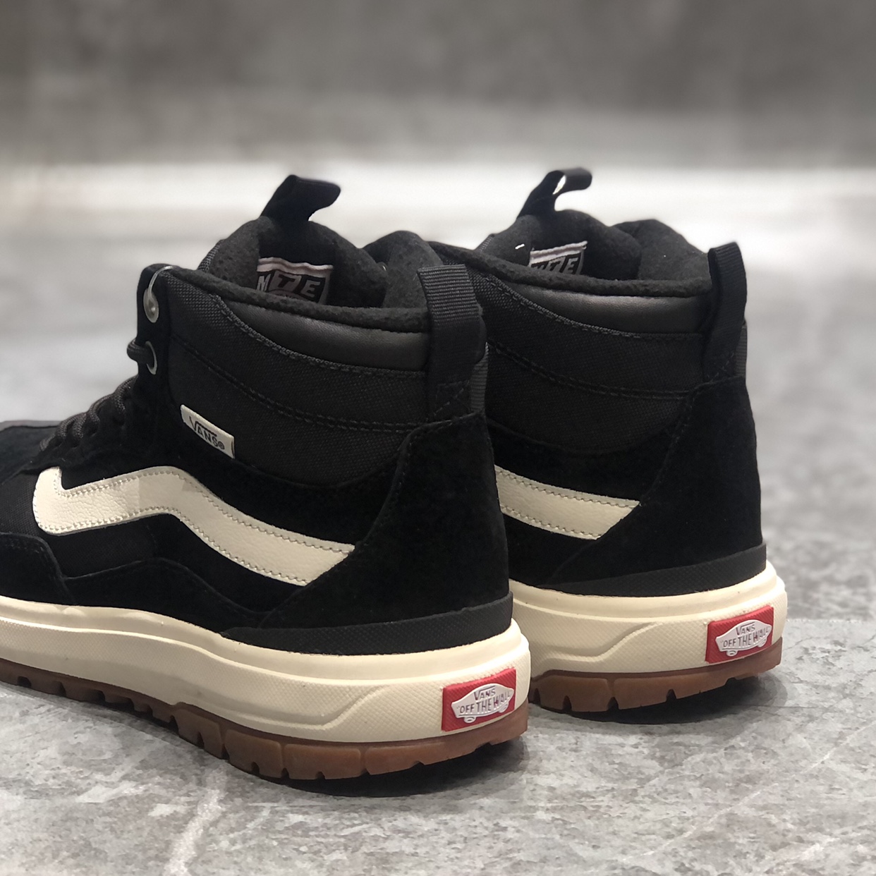 vans 高帮mte黑色冬季加绒男女同款保暖防滑帆布板鞋VN0A5KS51KP