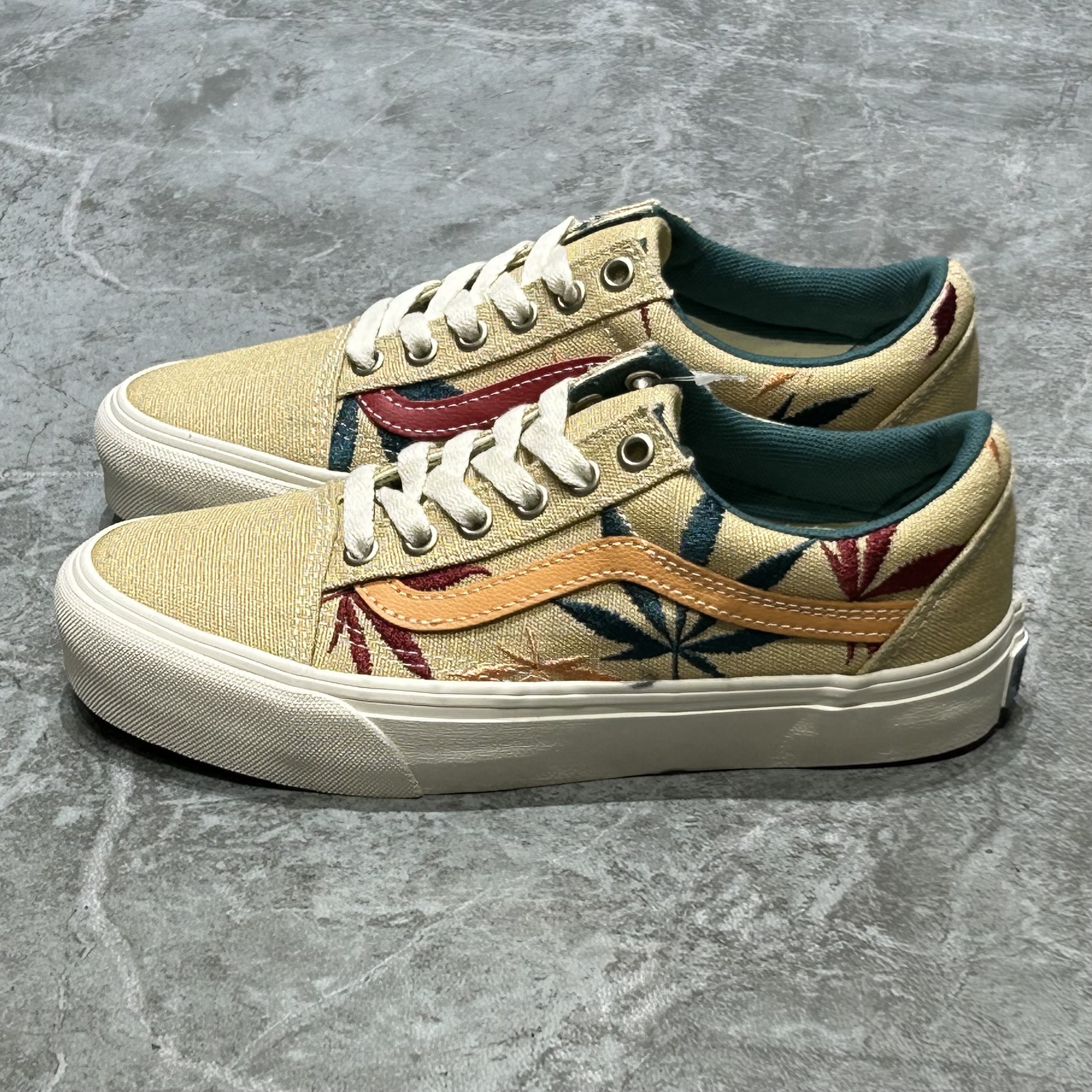 Vans Vault时尚休闲舒适百搭枫叶刺绣低帮帆布板鞋子VN0A5EDXAZB