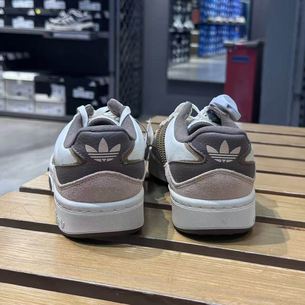 Adidas阿迪达斯秋季情侣款经典低帮休闲运动面包板鞋JS3035