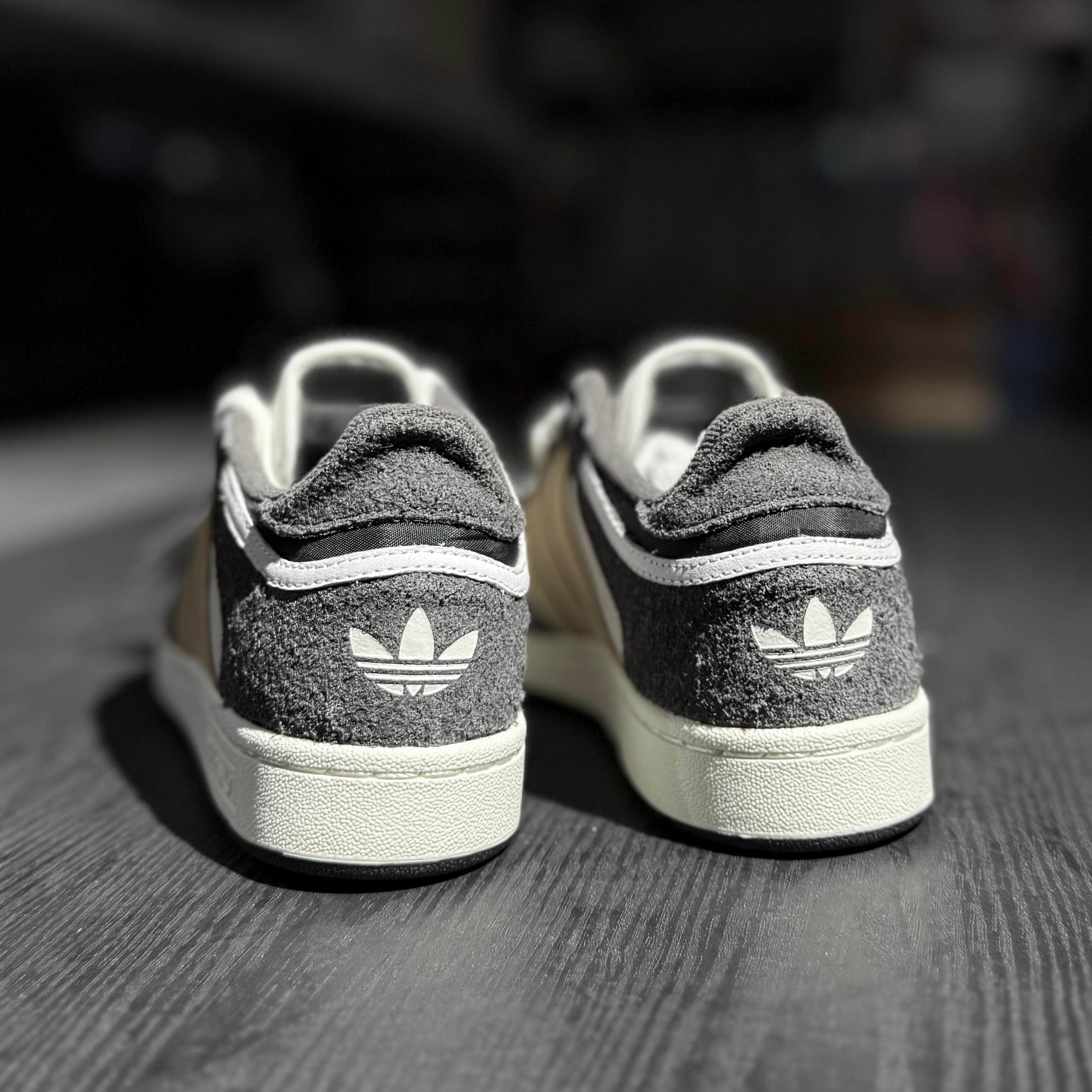 Adidas阿迪达斯男子秋冬季板鞋新款低帮翻毛皮运动休闲鞋IH3072