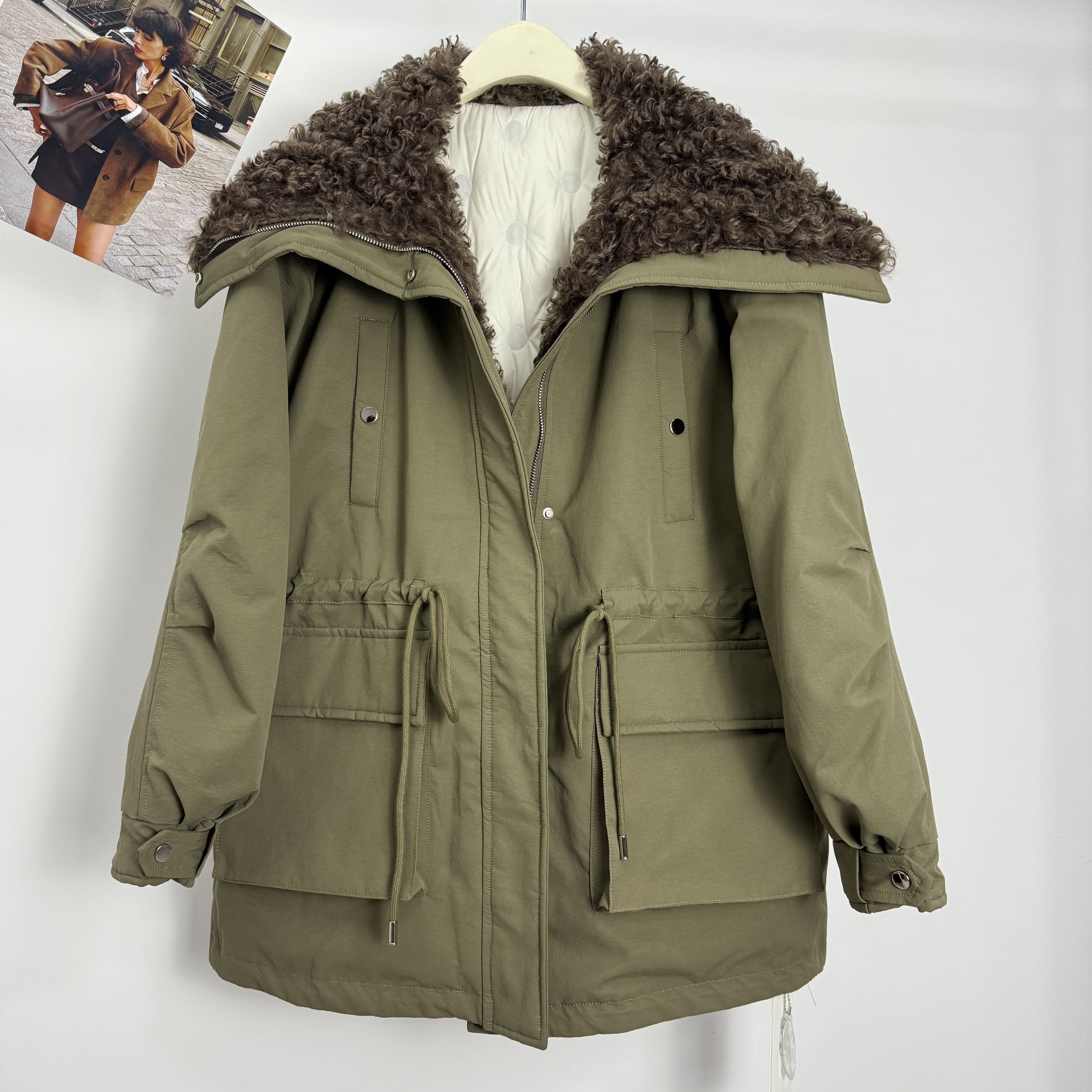 2025冬季新款时尚流行羊羔毛大翻领中长收腰派克羽绒外套宽松女潮