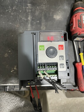 二手东芝VFNC3C-4022P变频器 2.2KW 380V缺盖子 功能包好